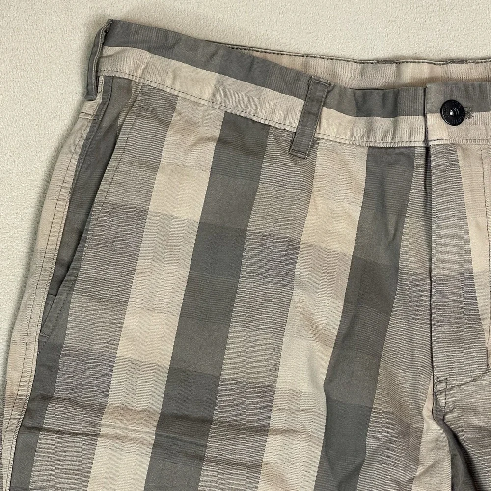 The North Face Shorts Mens 38 Plaid Grey Tan Regular EUC